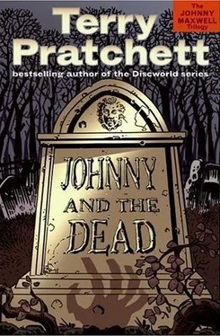 Terry Pratchett Johnny And The Dead обложка книги