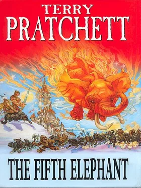 Terry Pratchett The Fifth Elephant обложка книги