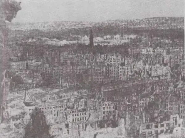 Разрушенный Дрезден Февраль 1945 г Советские солдаты у развалин Цвингера - фото 26