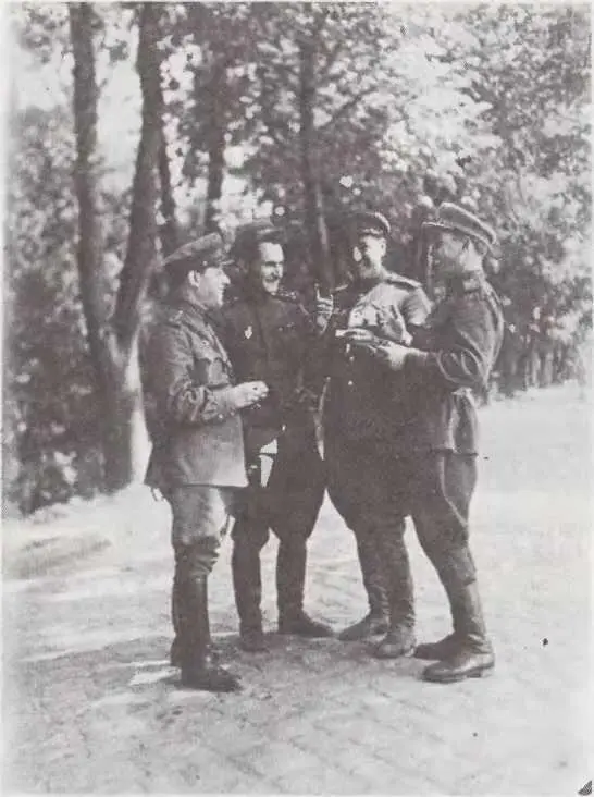 Автор второй слева с боевыми товарищами на окраине Берлина Конец апреля 1945 - фото 34