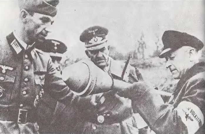 Фольксштурмовцы готовятся к обороне Берлина Апрель 1945 г Берлинцы - фото 35