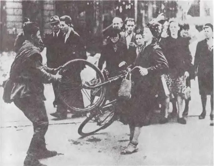 Уличная сценка в Берлине Май 1945 г Берлинцы получают хлеб от советских - фото 52