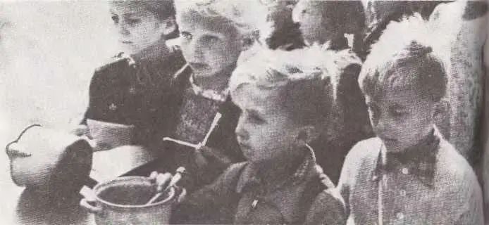 Дети Берлина получают пищу из солдатских кухонь Май 1945 г Берлинцы читают - фото 54
