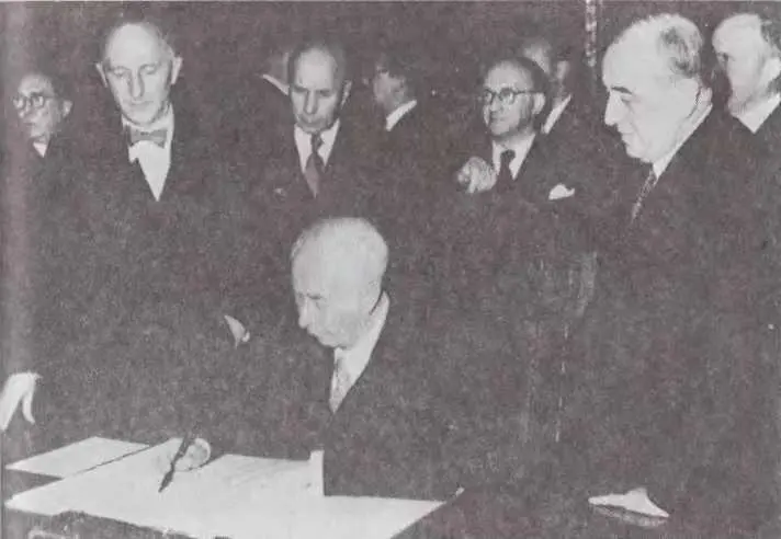 Посещение президентом ФРГ Теодором Хойссом Берлина в октябре 1949 г Слева - фото 86