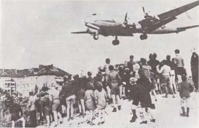 19481949 гг Воздушный мост для снабжения блокированного Западного Берлина в - фото 91