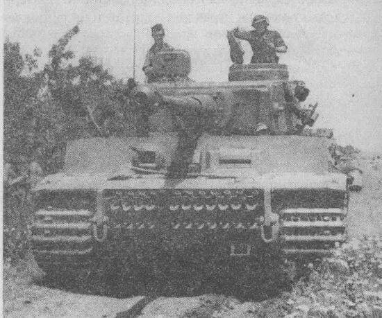 Танк Тигр 131 из 501го тяжёлого танкового батальона выдвигается к линии - фото 16