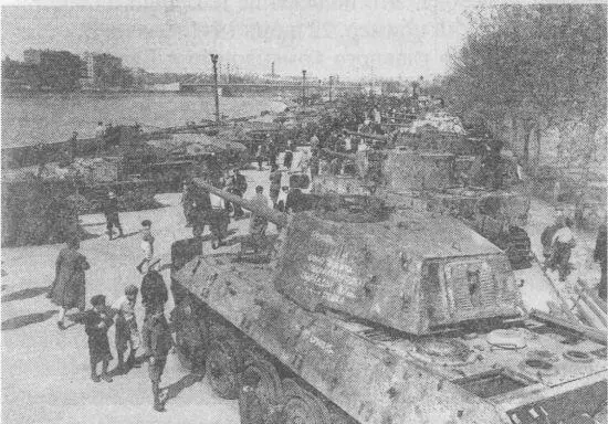 Выставка трофейной боевой техники в Центральном парке культуры и отдыха имени - фото 17