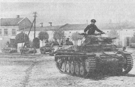 Колонна лёгких танков PzII и PzI на улице одного из польских городов - фото 35