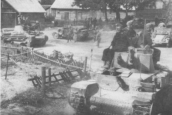Подразделение 6й танковой дивизии на привале в литовской деревне июнь 1941 - фото 203