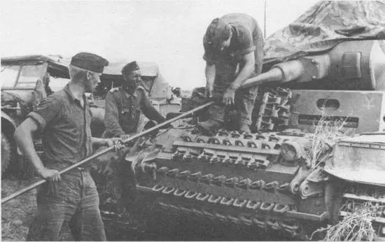 Экипаж танка Pz III AusfF 16й танковой дивизии за чисткой орудия 1941 год - фото 209