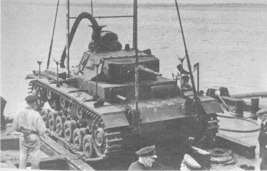 Начало испытаний Tauchpanzer III танк поднимают краном для последующего - фото 211