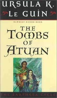 Ursula Le Guin The Tombs of Atuan обложка книги