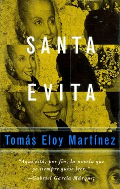 Tomás Martínez Santa Evita обложка книги