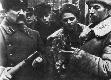 В партизанском соединении дважды Героя Советского Союза А Ф Федорова слева - фото 24