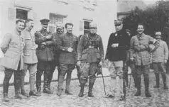 Вблизи линии фронта Черчилль в окружении французских офицеров Декабрь 1915 - фото 11