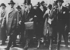 Министр финансов Черчилль направляется в парламент чтобы представить проект - фото 14