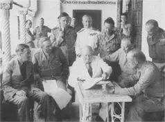 Совещание с командующими союзническими войсками справа от Черчилля Иден и - фото 22