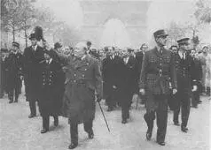 Елисейские Поля приветствуют британского премьерминистра 11 ноября 1944 - фото 26