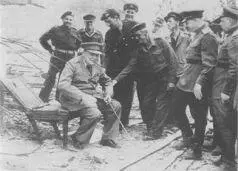 На развалинах бункера Гитлера в Берлине Черчилль окруженный советскими и - фото 28