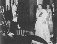 Сэр Уинстон и леди Черчилль принимают королеву Англии и герцога Эдинбургского - фото 34