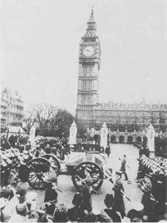 Колесница с останками Черчилля пересекает Парламентскую площадь 30 января - фото 36