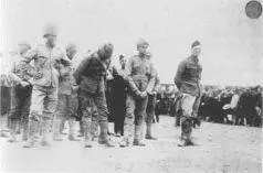 Британцы плененные бурами Уинстон в пилотке справа 1899 Уинстон которому - фото 7