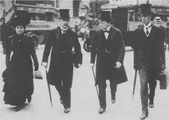 В день принятия народного бюджета 1910 года Слева направо миссис Маргарет - фото 8