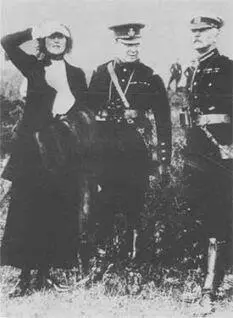 Клементина Уинстон и генерал Гамильтон на военных учениях в Алдершоне 1910 - фото 9