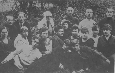 Перец Маркиш с группой халуцим Палестина 1923 г Перец Маркиш рисунок Манэ - фото 8