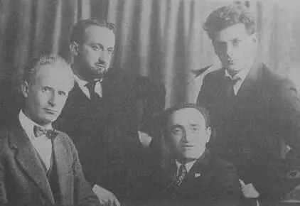 Перец Маркиш с еврейскими писателями Сидят слева направо Лейвик Иосиф - фото 14