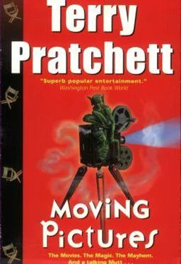 Terry Pratchett Moving pictures обложка книги