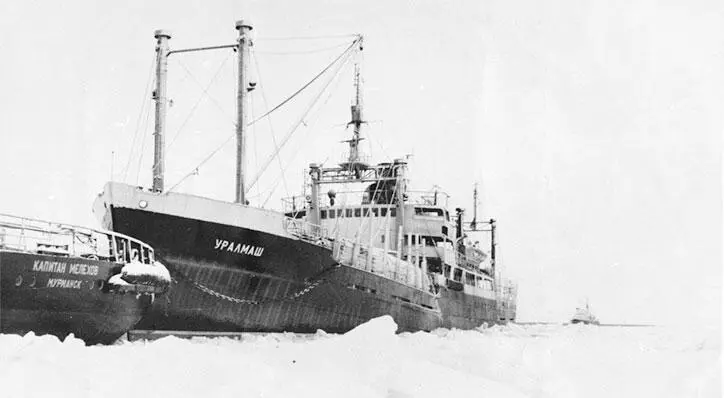 Ледокол Капитан Мелехов выводит из Архангельска пароход Уралмаш 1960 г - фото 17