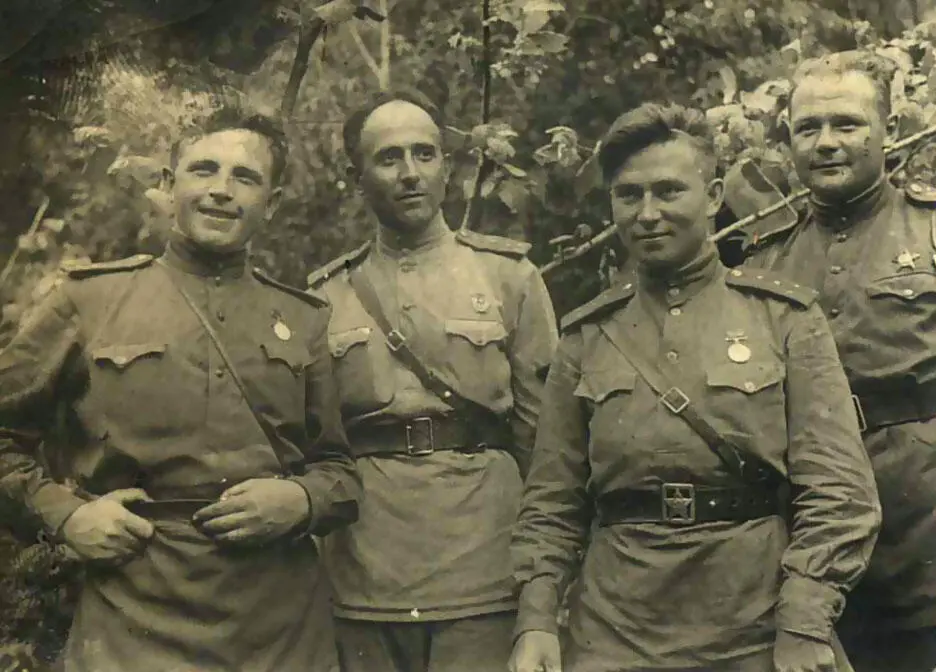 Моисеенко Абрамов Юркин Кутузов под Новороссийском май 1943 г - фото 22