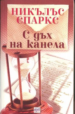 Никълъс Спаркс С дъх на канела обложка книги