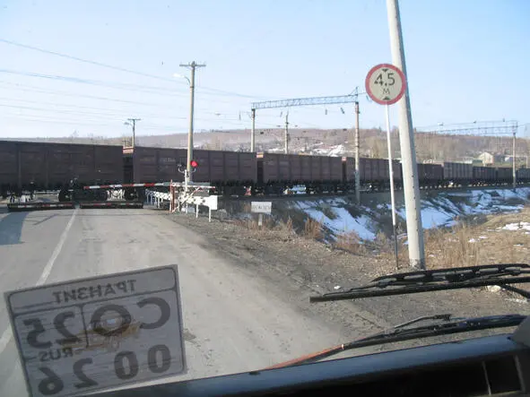 Едешь трясешся и с завистью смотришь на поезда смотрели на железку и спорили - фото 39
