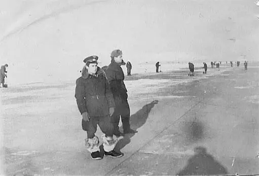 Май 1958 г мыс Шмидта подготовка аэродрома к приёму самолётов Незадолго до - фото 20
