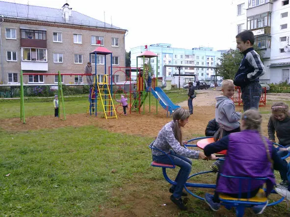 На детской площадке Святая реликвия всех жителей могила лейтенанта В Козлова - фото 8