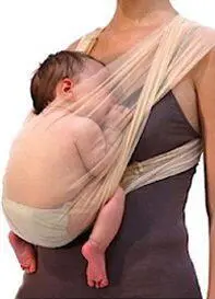 Именно так предлагается носить младенцев такое положение считают правильным - фото 10