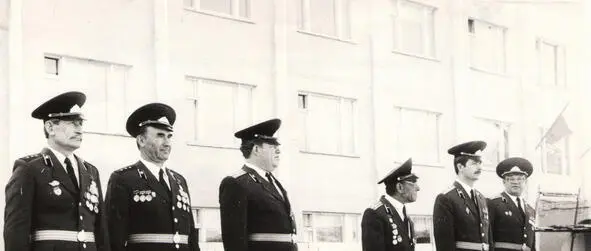 День Победы 9 Мая у новой казармы1986 г Ком взвода 2 роты уточняется - фото 45