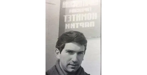 У Горкома партии Только что прибыл в долгосрочную командировку Пока звал за - фото 16