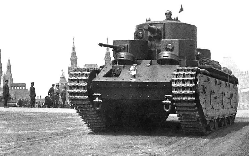 Танк Т352 на параде 7 ноября 1933 года в Москве Колпаки водителя и стрелка в - фото 12