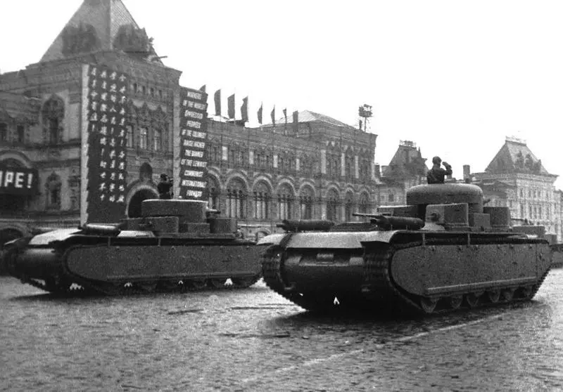 Танки Т351 справа и Т352 слева на параде в Москве 7 ноября 1933 года - фото 14