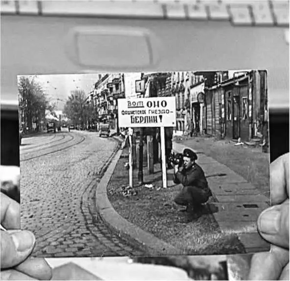 Борис Соколов показывает интересную фотографию из своего архива Этот лозунг - фото 13
