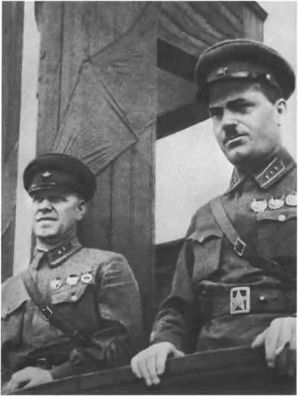 Комдив Г К Жуков и комкор М П Ковалёв Г К Жуков среди командиров на - фото 16