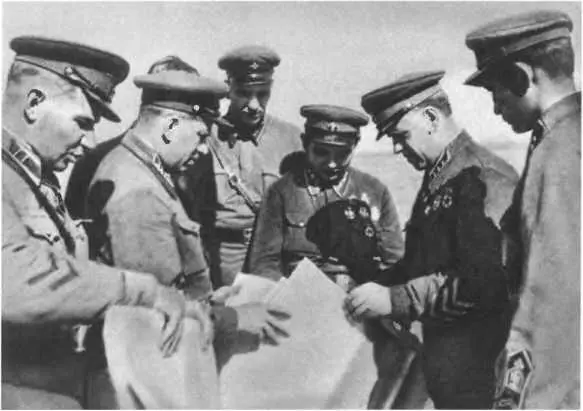 Г К Жуков среди командиров на ХалхинГоле Комкор Г К Жуков Г К - фото 17