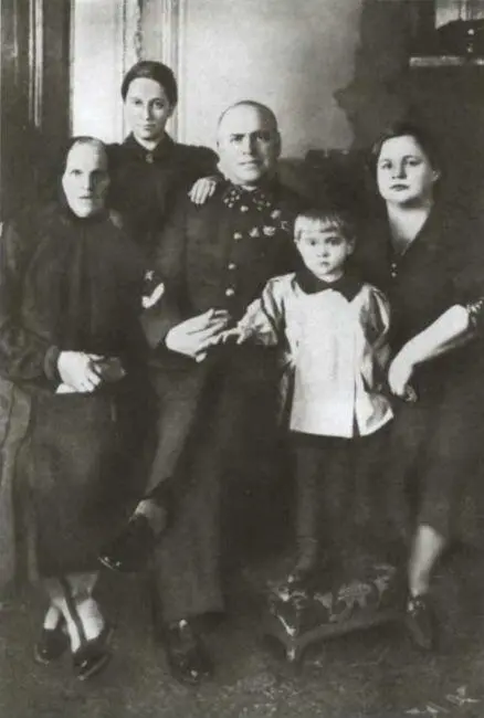 Семья Г К Жукова 1940 г В небе Советского Союза самолёты фашистской - фото 23