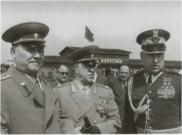 И С Конев Г К Жуков и К К Рокоссовский на аэродроме в Варшаве 1955 г - фото 51