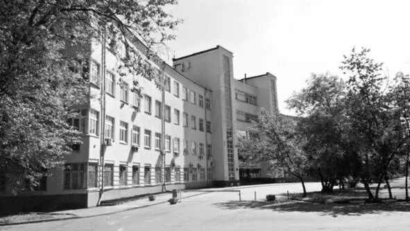 МЭИС Фото 2001 г Этот институт Алексеев выбрал не случайно Еще в школе он - фото 9