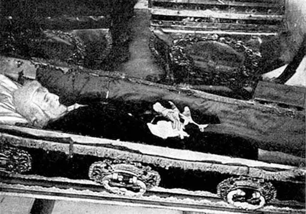 Мумия Бирона Фото 1875 г Хозяйка вышла а я стал судорожно вспоминать все - фото 25