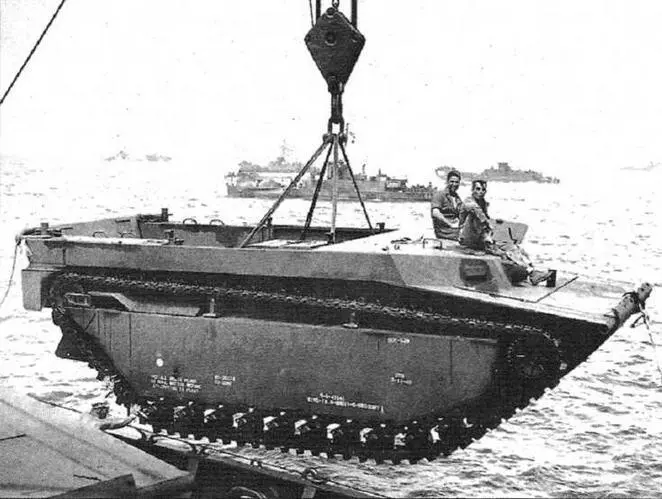 Погрузка плавающей гусеничной машиныамфибии LVT4 на судно Landing Vehicle - фото 10